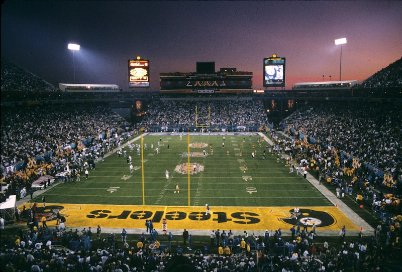 El Super Bowl de 1996 en el Sun Devil Stadium de Tempe, Arizona, donde Dallas venció a Pittsburgh. El Super Bowl de 1996 en el Sun Devil Stadium de Tempe, Arizona, donde Dallas venció a Pittsburgh.