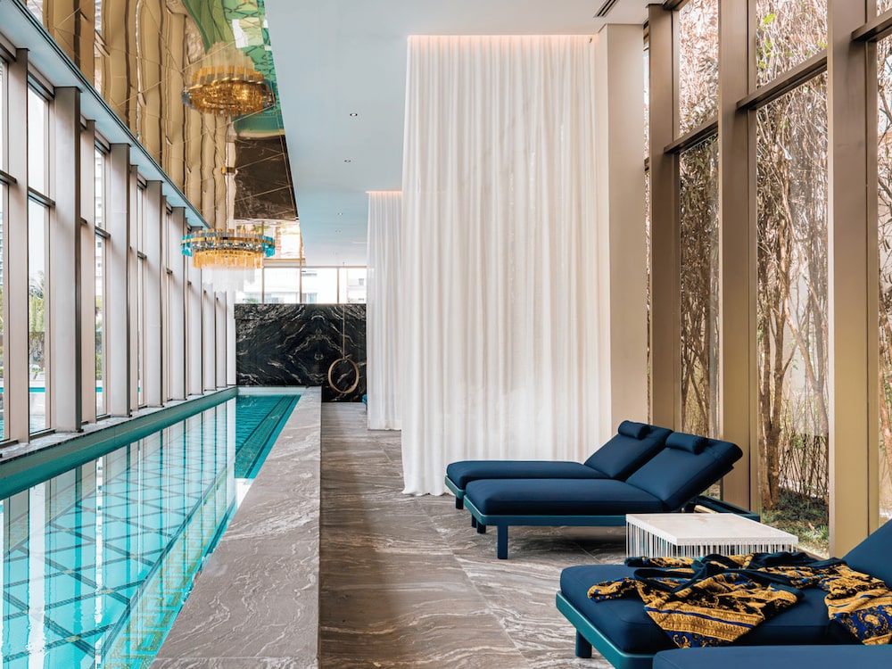 Área com piscina do Villa Versace, da Lavvi, que faz parte do mesmo complexo do One of a Kind Hotel Charlie Ibirapuera, da plataforma Charlie (Foto: Reprodução/Lavvi) Área com piscina do Villa Versace, da Lavvi, que faz parte do mesmo complexo do One of a Kind Hotel Charlie Ibirapuera, da plataforma Charlie (Foto: Reprodução/Lavvi)