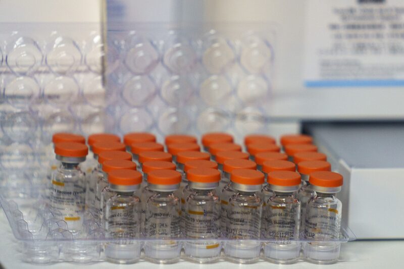 Viales de la vacuna SinovacBiotech Ltd. Covid-19 en un centro de vacunación comunitario en Hong Kong, China, el domingo 27 de febrero de 2022. La ciudad está luchando por contener un brote de la variante ómicron del virus que ha puesto a prueba su sistema sanitario y ha planteado dudas sobre su estrategia Cero Covid-19. Fotógrafo: Justin Chin/Bloomberg Viales de la vacuna SinovacBiotech Ltd. Covid-19 en un centro de vacunación comunitario en Hong Kong, China, el domingo 27 de febrero de 2022. La ciudad está luchando por contener un brote de la variante ómicron del virus que ha puesto a prueba su sistema sanitario y ha planteado dudas sobre su estrategia Cero Covid-19. Fotógrafo: Justin Chin/Bloomberg