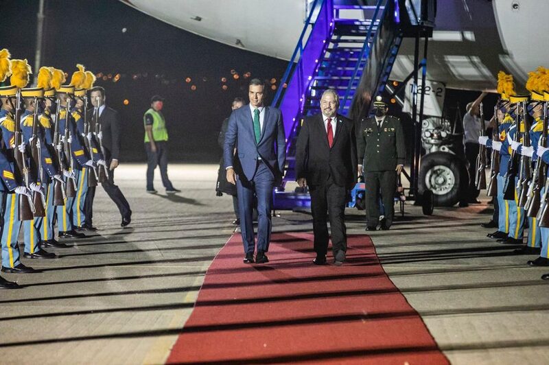 El presidente del gobierno de España, Pedro Sánchez, a su llegada en Honduras fue recibido por el canciller Eduardo Enrique Reina. El presidente del gobierno de España, Pedro Sánchez, a su llegada en Honduras fue recibido por el canciller Eduardo Enrique Reina.