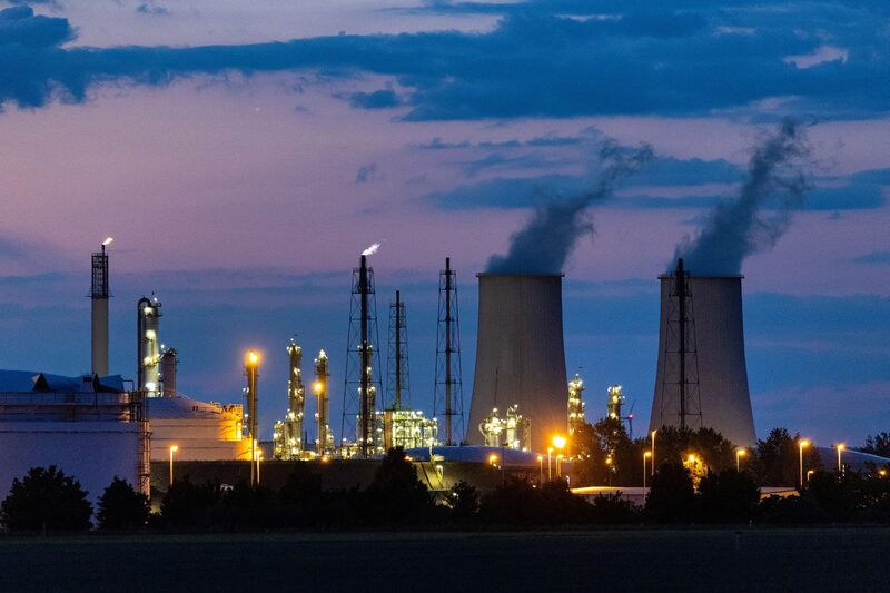 Las torres de refrigeración emiten vapor en la refinería y el complejo industrial químico de Leuna, que alberga refinerías y plantas operadas por TotalEnergies Se, Shell, BASF, Linde AG y DOMO Group, en Leuna, Alemania, el martes 7 de junio de 2022. Fotógrafo: Krisztian Bocsi/Bloomberg Las torres de refrigeración emiten vapor en la refinería y el complejo industrial químico de Leuna, que alberga refinerías y plantas operadas por TotalEnergies Se, Shell, BASF, Linde AG y DOMO Group, en Leuna, Alemania, el martes 7 de junio de 2022. Fotógrafo: Krisztian Bocsi/Bloomberg