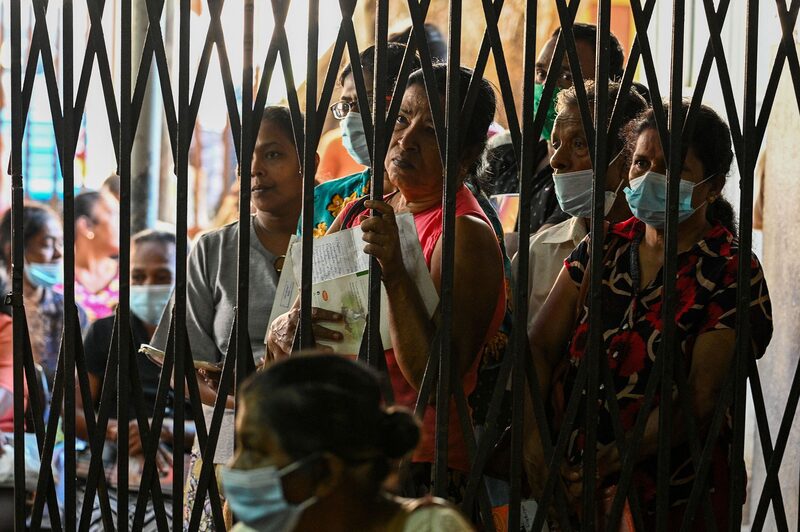 Pacientes aguardam por medicamentos que estão em falta em Colombo, no Sri Lanka (Ishara S. Kodikara/AFP/Getty Images) Pacientes aguardam por medicamentos que estão em falta em Colombo, no Sri Lanka (Ishara S. Kodikara/AFP/Getty Images)