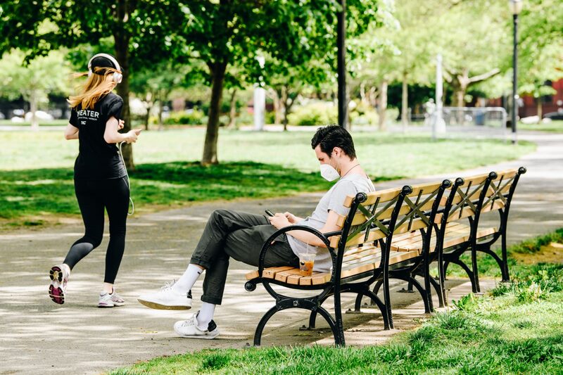 Com baixos índices de diplomas universitários, homens perdem lugar para as mulheres na economia; há mais mulheres do que homens na faculdade de medicina e obtendo seus PhDs Com baixos índices de diplomas universitários, homens perdem lugar para as mulheres na economia; há mais mulheres do que homens na faculdade de medicina e obtendo seus PhDs