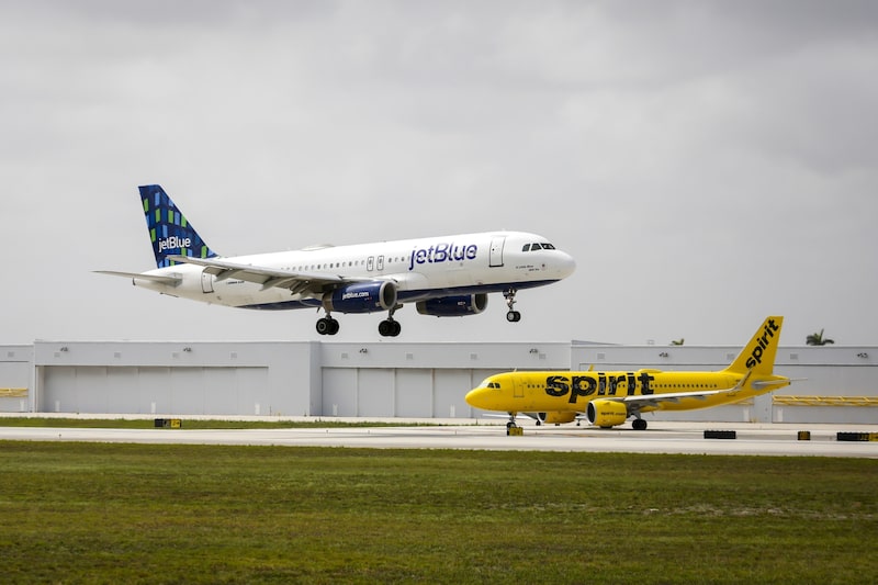 Aviones de JetBlue y Spirit Aviones de JetBlue y Spirit