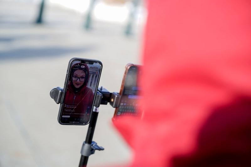 Novos criadores de conteúdo com IA assumem perfis que vão de eleitores comuns a analistas profissionais (Foto: Kent Nishimura/Bloomberg) Novos criadores de conteúdo com IA assumem perfis que vão de eleitores comuns a analistas profissionais (Foto: Kent Nishimura/Bloomberg)