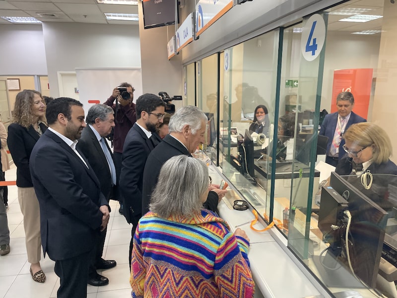 Funcionarios del Gobierno chileno acompañan a un grupo de beneficiarios a cobrar su Bono de Invierno, el 5 de mayo de 2025. Funcionarios del Gobierno chileno acompañan a un grupo de beneficiarios a cobrar su Bono de Invierno, el 5 de mayo de 2025.