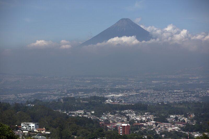 El grupo de cinco congresistas visita Guatemala para promover la cooperación bilateral en economía y negocios. El grupo de cinco congresistas visita Guatemala para promover la cooperación bilateral en economía y negocios.