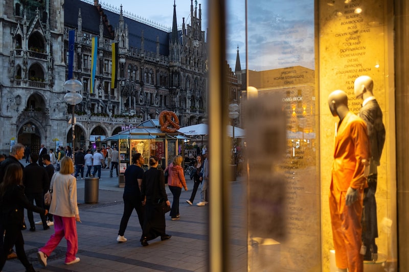 Visitantes pasan por tiendas y bares en la plaza Marienplatz de Múnich, Alemania, el viernes 10 de junio de 2022. La confianza en la economía alemana mejoró un poco, aunque sigue deprimida, ya que menos inversores prevén que las perspectivas se deterioren aún más ante la inflación récord y la guerra en Ucrania. Visitantes pasan por tiendas y bares en la plaza Marienplatz de Múnich, Alemania, el viernes 10 de junio de 2022. La confianza en la economía alemana mejoró un poco, aunque sigue deprimida, ya que menos inversores prevén que las perspectivas se deterioren aún más ante la inflación récord y la guerra en Ucrania.
