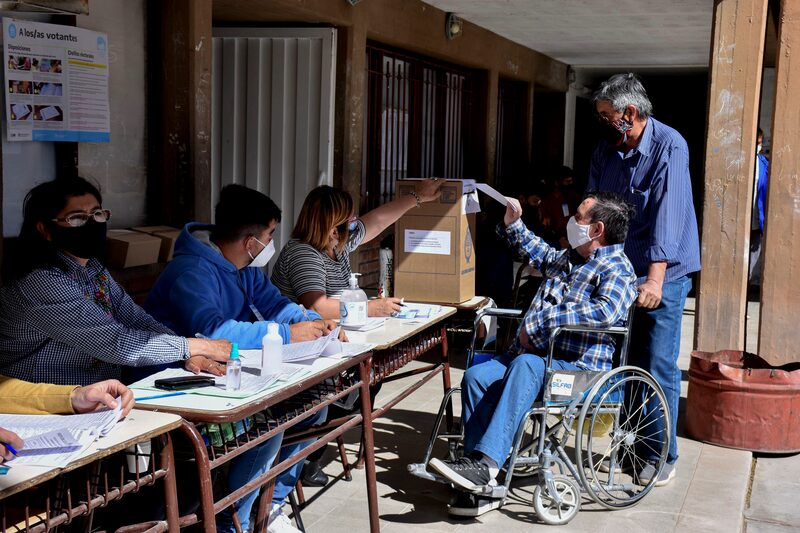 En una jornada con viento Zonda, alta temperatura, baja humedad y sol a pleno, la participación de los mas de medio millón de sanjuaninos habilitados para votar en las PASO de hoy es mas baja que en otras oportunidades y según la información oficial, a media hora del cierre de los comicios, aún no llega al 60 por ciento de los empadronados. (Télam) En una jornada con viento Zonda, alta temperatura, baja humedad y sol a pleno, la participación de los mas de medio millón de sanjuaninos habilitados para votar en las PASO de hoy es mas baja que en otras oportunidades y según la información oficial, a media hora del cierre de los comicios, aún no llega al 60 por ciento de los empadronados. (Télam)