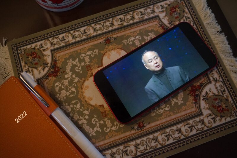 Masayoshi Son durante una llamada de ganancias virtual Masayoshi Son durante una llamada de ganancias virtual