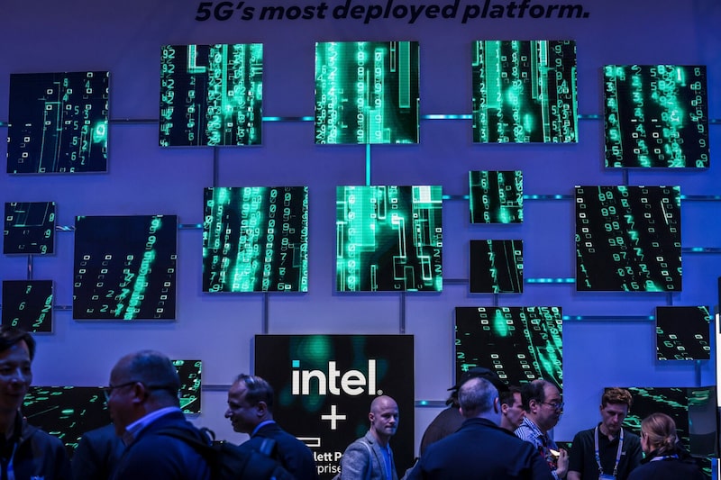 Asistentes al pabellón de Intel Corp. en el MWC Barcelona 2026, celebrado en Barcelona (España), el lunes 2 de marzo de 2026. Asistentes al pabellón de Intel Corp. en el MWC Barcelona 2026, celebrado en Barcelona (España), el lunes 2 de marzo de 2026.