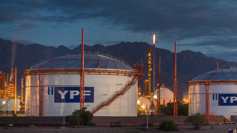 Milei suspende plano de privatizar YPF, a estatal de petróleo da Argentina Milei suspende plano de privatizar YPF, a estatal de petróleo da Argentina