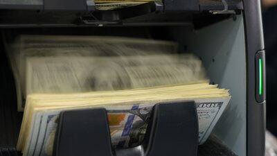Early-Bird Salvadorans Take Advantage of More Flexible Banking Hours to Make Transfers Early-Bird Salvadorans Take Advantage of More Flexible Banking Hours to Make Transfers
