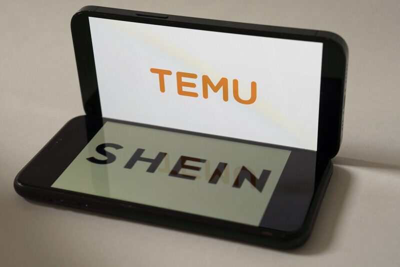 Logotipos de Temu y Shein dispuestos en teléfonos inteligentes. Logotipos de Temu y Shein dispuestos en teléfonos inteligentes.