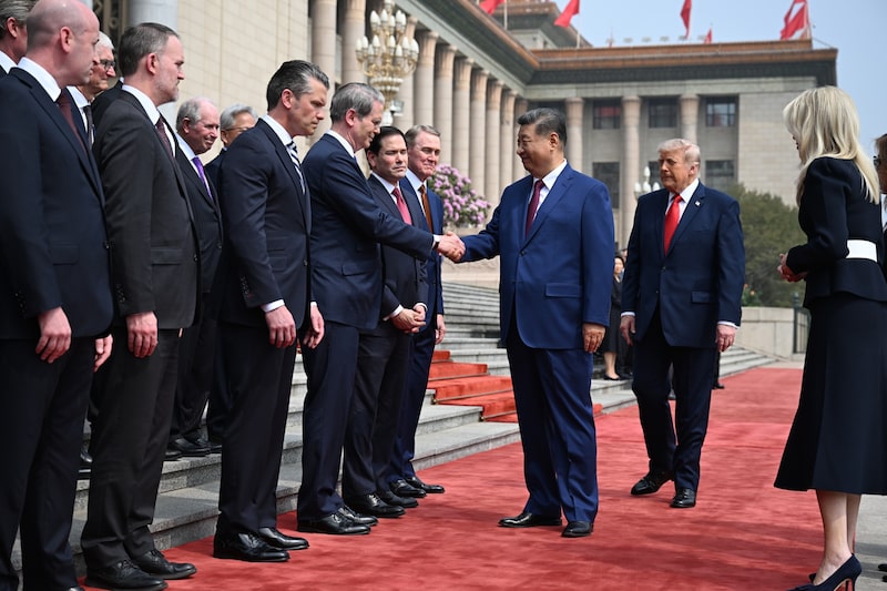 Xi Jinping estrecha la mano a Scott Bessent y a otros miembros de la delegación estadounidense en Pekín el 14 de mayo. Fotógrafo: Kenny Holston/Pool/Getty Images Xi Jinping estrecha la mano a Scott Bessent y a otros miembros de la delegación estadounidense en Pekín el 14 de mayo. Fotógrafo: Kenny Holston/Pool/Getty Images