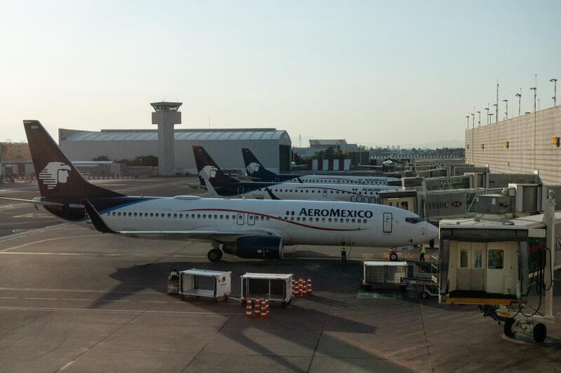 Avión de Grupo Aeroméxico en el Aeropuerto Internacional Benito Juárez (MEX) en la Ciudad de México, México. Fotógrafo: César Rodríguez/Bloomberg. Avión de Grupo Aeroméxico en el Aeropuerto Internacional Benito Juárez (MEX) en la Ciudad de México, México. Fotógrafo: César Rodríguez/Bloomberg.