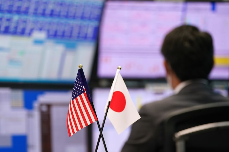 Las banderas de EE.UU. y Japón en la sala de negociación de la casa de cambio Gaitame.Com Co. en Tokio, Japón, el viernes 21 de octubre de 2022. Las banderas de EE.UU. y Japón en la sala de negociación de la casa de cambio Gaitame.Com Co. en Tokio, Japón, el viernes 21 de octubre de 2022.