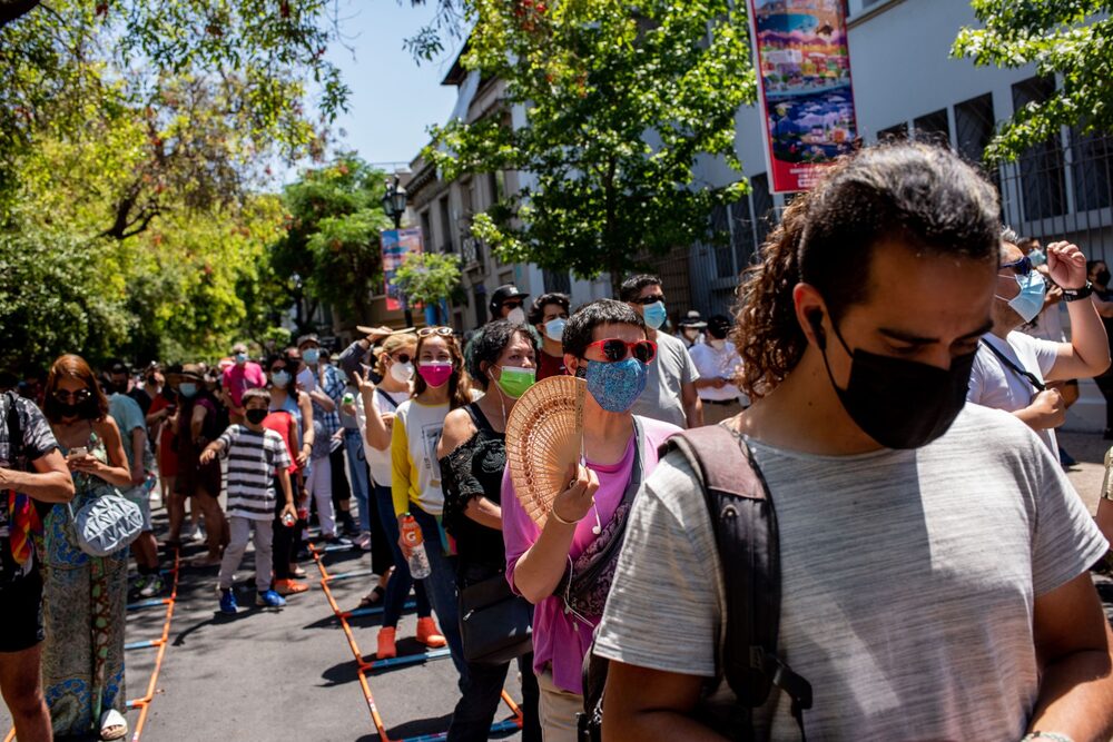 Votantes esperan en las afueras de un centro electoral en Santiago, Chile, el domingo 21 de noviembre de 2021. Fotógrafo: Cristóbal Olivares/Bloomberg Votantes esperan en las afueras de un centro electoral en Santiago, Chile, el domingo 21 de noviembre de 2021. Fotógrafo: Cristóbal Olivares/Bloomberg