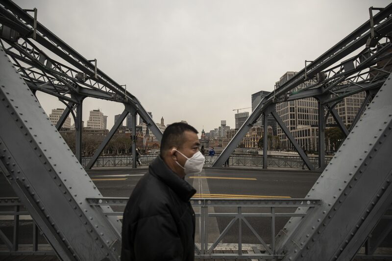 Un peatón en el Puente Jardín, cerca del Bund, en Shanghái, China, el martes 28 de febrero de 2023. Un peatón en el Puente Jardín, cerca del Bund, en Shanghái, China, el martes 28 de febrero de 2023.