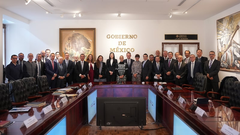 La presidenta de México, Claudia Sheinbaum, junto a funcionarios del Gabinete y representantes del sector bancario en enero de 2026 La presidenta de México, Claudia Sheinbaum, junto a funcionarios del Gabinete y representantes del sector bancario en enero de 2026