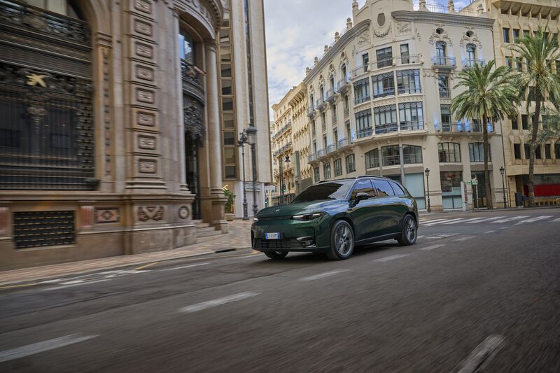 Modelo elétrico C10, da marca chinesa Leapmotor, que poderá ser um dos vendidos pela empresa no Brasil por meio da joint venture com a Stellantis (Foto: Divulgação) Modelo elétrico C10, da marca chinesa Leapmotor, que poderá ser um dos vendidos pela empresa no Brasil por meio da joint venture com a Stellantis (Foto: Divulgação)