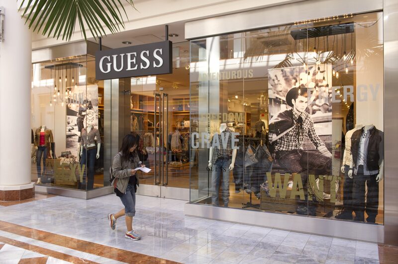 Una compradora pasa por delante de una tienda de Guess Inc. en San Francisco. Fotógrafo: David Paul Morris/Bloomberg Una compradora pasa por delante de una tienda de Guess Inc. en San Francisco. Fotógrafo: David Paul Morris/Bloomberg
