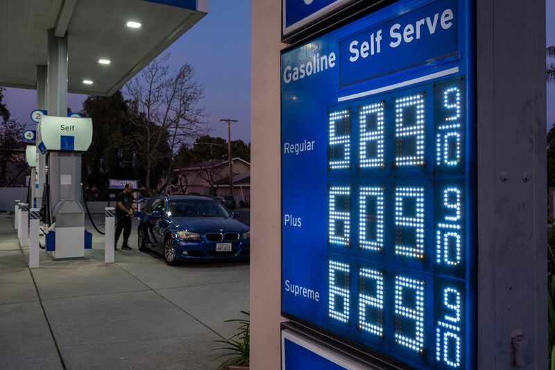 Un letrero muestra los precios de la gasolina sin plomo en una estación de servicio de Chevron en Palo Alto, California. Un letrero muestra los precios de la gasolina sin plomo en una estación de servicio de Chevron en Palo Alto, California.