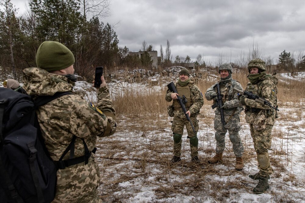 Los civiles continúan el entrenamiento de combate con las unidades de Defensa Territorial de Kiev. Los civiles continúan el entrenamiento de combate con las unidades de Defensa Territorial de Kiev.