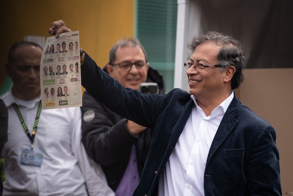 Colombianos votam em primeiro turno das eleições presidenciais Colombianos votam em primeiro turno das eleições presidenciais