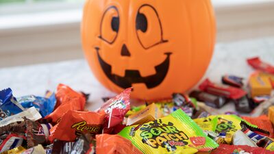 Mais gomas e menos chocolate: como a alta do cacau desafia o setor no Halloween Mais gomas e menos chocolate: como a alta do cacau desafia o setor no Halloween