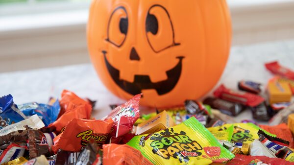 Mais gomas e menos chocolate: como a alta do cacau desafia o setor no Halloween Mais gomas e menos chocolate: como a alta do cacau desafia o setor no Halloween