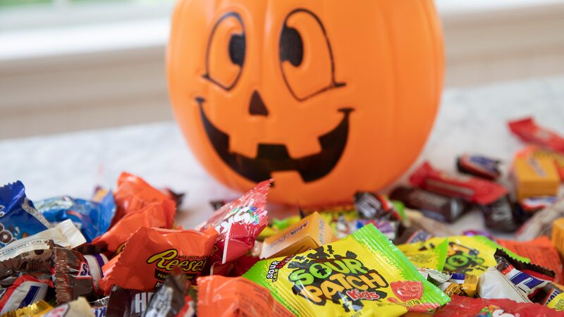 Mais gomas e menos chocolate: como a alta do cacau desafia o setor no Halloween Mais gomas e menos chocolate: como a alta do cacau desafia o setor no Halloween
