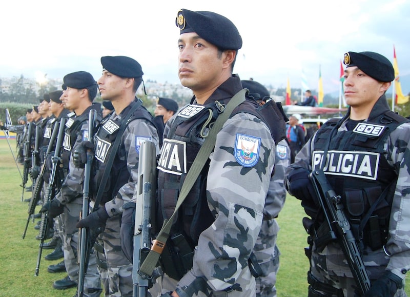 Los servidores de la fuerza pública, de necesitarlo, podrán defenderse en libertad. Los servidores de la fuerza pública, de necesitarlo, podrán defenderse en libertad.