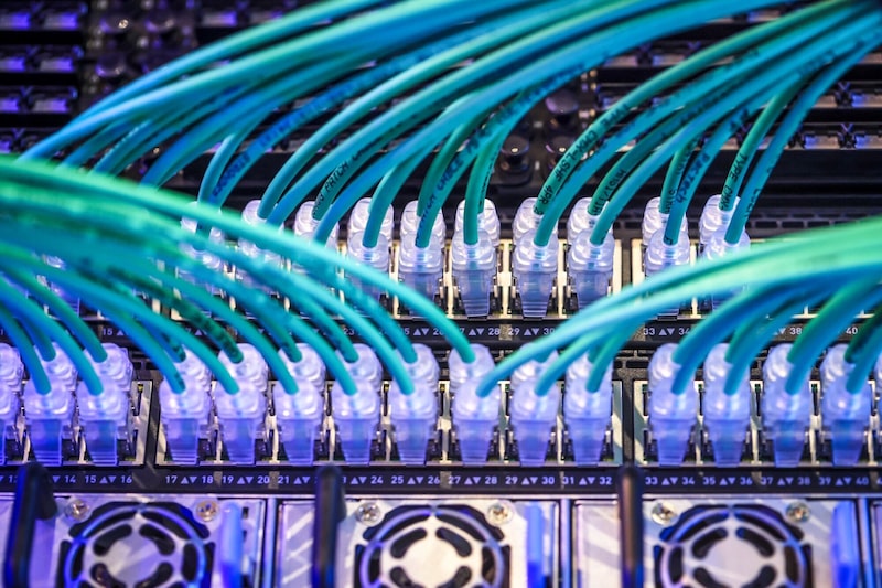 Cables de datos conectados a racks de servidores en un pabellón de Super Micro. Cables de datos conectados a racks de servidores en un pabellón de Super Micro.