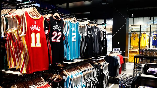 NBA ganha mais fãs fora dos EUA e acelera expansão com lojas no exterior NBA ganha mais fãs fora dos EUA e acelera expansão com lojas no exterior