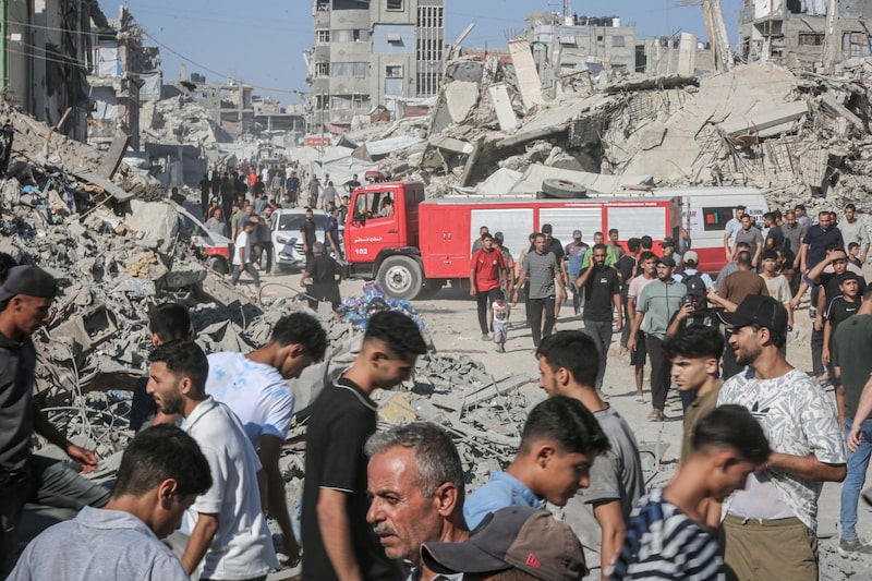 Palestinos inspeccionan los daños tras un ataque aéreo israelí en el barrio de Sheikh Radwan, en la ciudad de Gaza. Fotógrafo: Ahmad Salem/Bloomberg. Palestinos inspeccionan los daños tras un ataque aéreo israelí en el barrio de Sheikh Radwan, en la ciudad de Gaza. Fotógrafo: Ahmad Salem/Bloomberg.