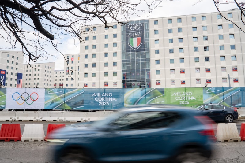 As Olimpíadas são a última de uma série de intervenções criadas para tornar Milão um destino de luxo para turistas e ricos, ao mesmo tempo em que oferece poucos benefícios aos moradores locais As Olimpíadas são a última de uma série de intervenções criadas para tornar Milão um destino de luxo para turistas e ricos, ao mesmo tempo em que oferece poucos benefícios aos moradores locais