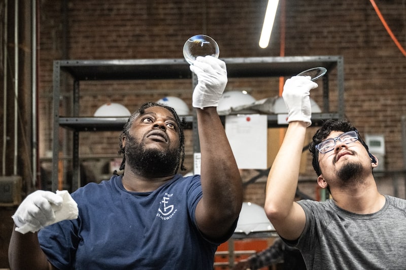 Unos trabajadores revisan piezas de vidrio en una fábrica de vidrio del barrio de Brooklyn, en Nueva York. Fotógrafa: Stephanie Keith/Bloomberg Unos trabajadores revisan piezas de vidrio en una fábrica de vidrio del barrio de Brooklyn, en Nueva York. Fotógrafa: Stephanie Keith/Bloomberg