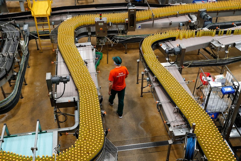 Embotelladora en Kegworth, Reino Unido. Embotelladora en Kegworth, Reino Unido.