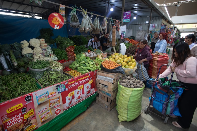 Shoppers at a food market in Lima, Peru, on Wednesday, Oct. 29, 2025. Peru is expected to release Consumer Price Index figures on Nov. 1. Photographer: Jorge Cerdan/Bloomberg Shoppers at a food market in Lima, Peru, on Wednesday, Oct. 29, 2025. Peru is expected to release Consumer Price Index figures on Nov. 1. Photographer: Jorge Cerdan/Bloomberg
