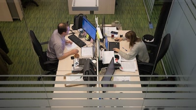 IA muda a equação do emprego: CEOs planejam reduzir cargos juniores e manter veteranos IA muda a equação do emprego: CEOs planejam reduzir cargos juniores e manter veteranos