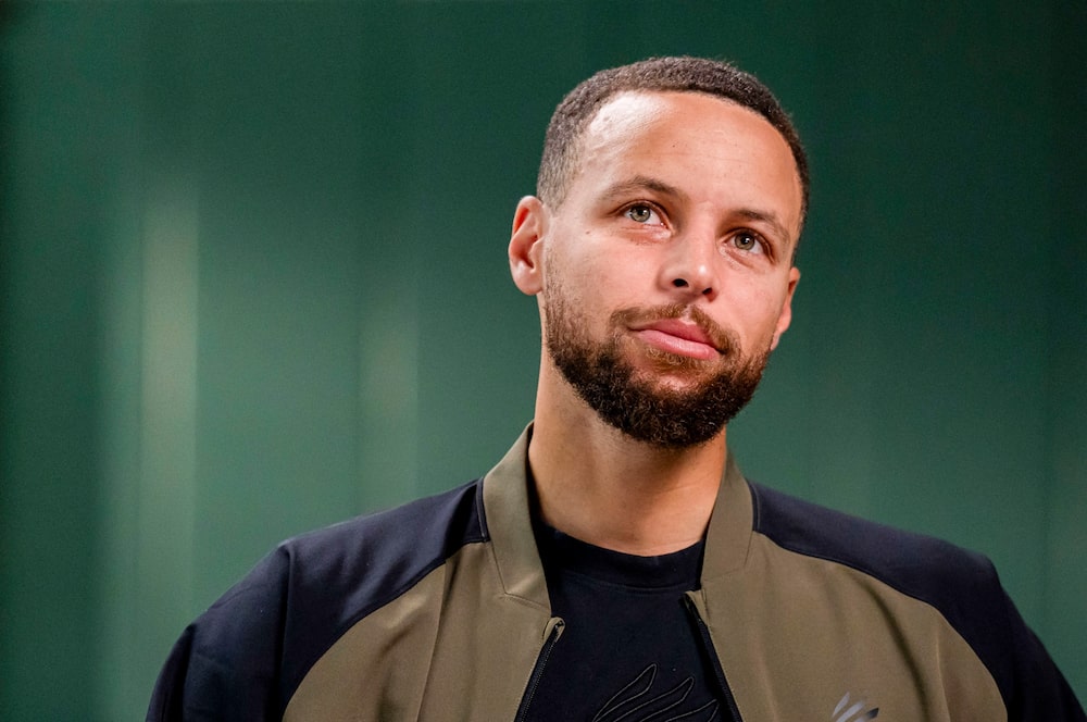 Stephen Curry, jugador profesional de baloncesto estadounidense en los Golden State Warriors. Stephen Curry, jugador profesional de baloncesto estadounidense en los Golden State Warriors.