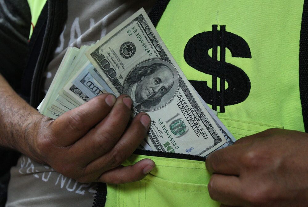 Dólar en Perú cierra a menos de S/4, el nivel más bajo desde inicio del gobierno. Dólar en Perú cierra a menos de S/4, el nivel más bajo desde inicio del gobierno.