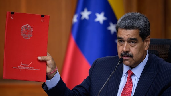 Maduro presenta una reforma a la Constitución para remodelar las divisiones territoriales Maduro presenta una reforma a la Constitución para remodelar las divisiones territoriales