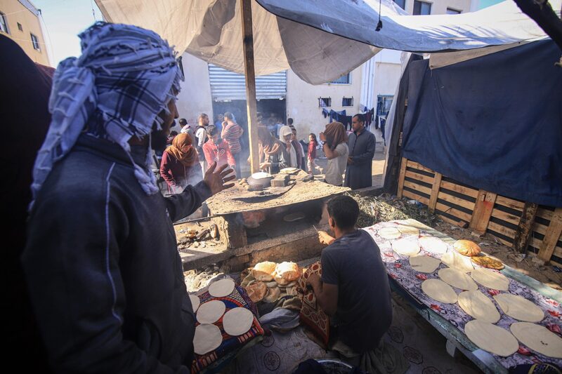 Palestinos hornean pan sobre un fuego debido a la ausencia de gas para cocinar en un campamento para desplazados en el oeste de Khan Younis, Gaza, el lunes 6 de noviembre de 2023. Alrededor de 2.260 personas están desaparecidas en el territorio asediado, además de las más de 10.000 que han muerto desde que comenzó la guerra entre Israel y Hamás, según la ONU. Fotógrafo: Ahmad Salem/Bloomberg Palestinos hornean pan sobre un fuego debido a la ausencia de gas para cocinar en un campamento para desplazados en el oeste de Khan Younis, Gaza, el lunes 6 de noviembre de 2023. Alrededor de 2.260 personas están desaparecidas en el territorio asediado, además de las más de 10.000 que han muerto desde que comenzó la guerra entre Israel y Hamás, según la ONU. Fotógrafo: Ahmad Salem/Bloomberg