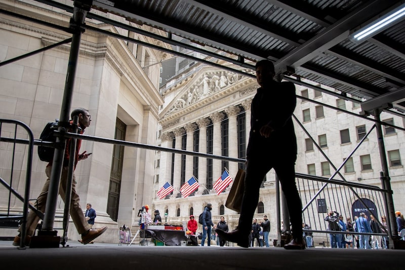 Peatones cerca de la Bolsa de Valores de Nueva York (NYSE) en Nueva York, EE.UU. Peatones cerca de la Bolsa de Valores de Nueva York (NYSE) en Nueva York, EE.UU.