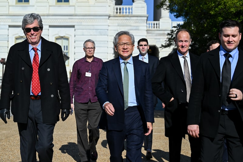 El CEO de Nvidia Corp., Jensen Huang, frente al Capitolio de Estados Unidos en Washington el 3 de diciembre. Fotógrafo: Graeme Sloan/Bloomberg. El CEO de Nvidia Corp., Jensen Huang, frente al Capitolio de Estados Unidos en Washington el 3 de diciembre. Fotógrafo: Graeme Sloan/Bloomberg.