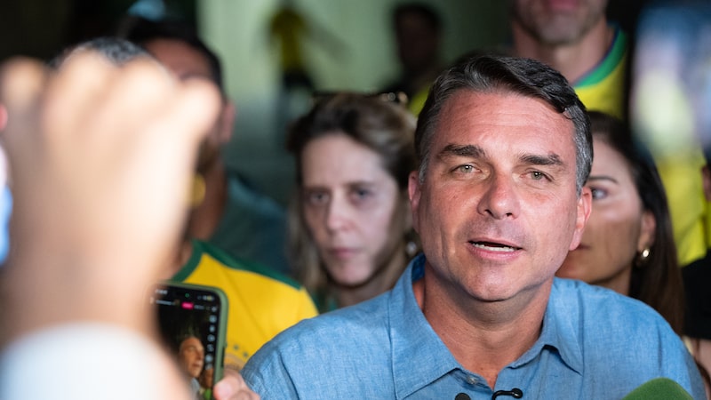 Flávio Bolsonaro promete cooperar con EE.UU. y China si llega a la presidencia de Brasil Flávio Bolsonaro promete cooperar con EE.UU. y China si llega a la presidencia de Brasil