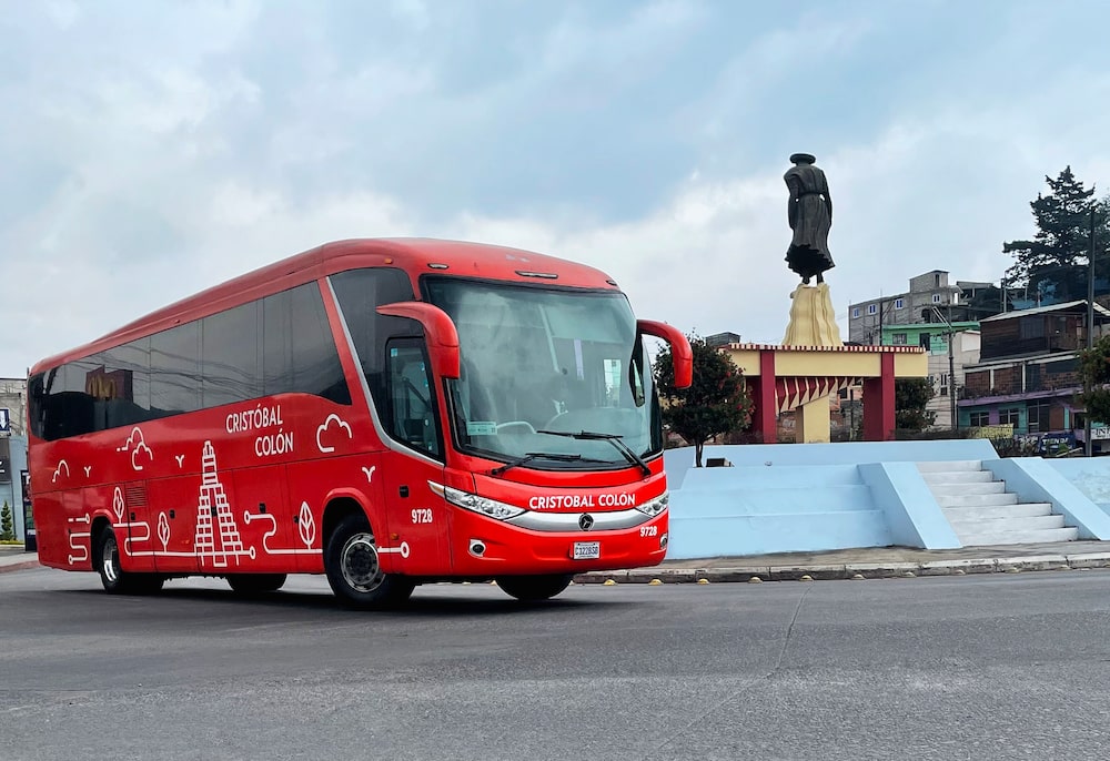 Un autobús de la empresa Cristóbal Colón. Un autobús de la empresa Cristóbal Colón.