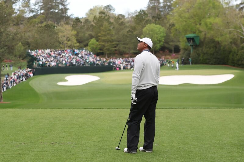 Tiger Woods mira desde el cuarto tee durante la tercera ronda del Masters en el Augusta National Golf Club. Tiger Woods mira desde el cuarto tee durante la tercera ronda del Masters en el Augusta National Golf Club.